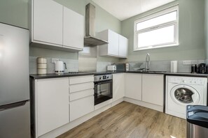 Fridge, microwave, oven, stovetop - Host & Stay | The Georgian Quarters at Bedford VI (Liverpool)