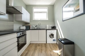 冷蔵庫、電子レンジ、オーブン、コンロ