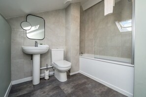 Een douche, een haardroger, handdoeken
