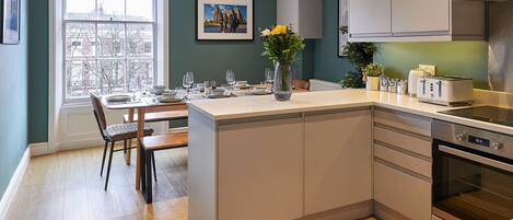 Kjøleskap, mikrobølgeovn, ovn og kokeplater