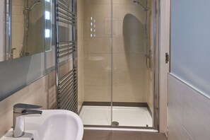 Dusch, hårtork och handdukar