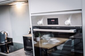 Fridge, microwave, oven, stovetop - Host & Stay | The Bank Apartment (Liverpool)