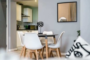 Dining - Host & Stay | Halifax House II (Liverpool)