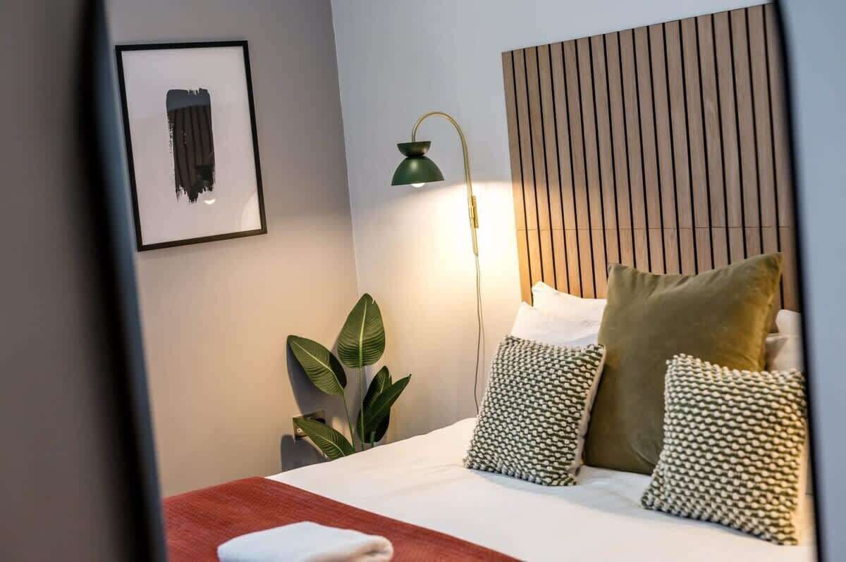 1 habitación, tabla de planchar con plancha, wifi y ropa de cama 