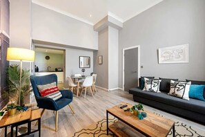 TV, offices - Host & Stay | Halifax House II (Liverpool)