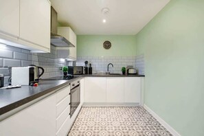 Coffee/tea maker, fridge, microwave, oven