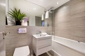 Shower, towels - Host & Stay | Halifax House II (Liverpool)