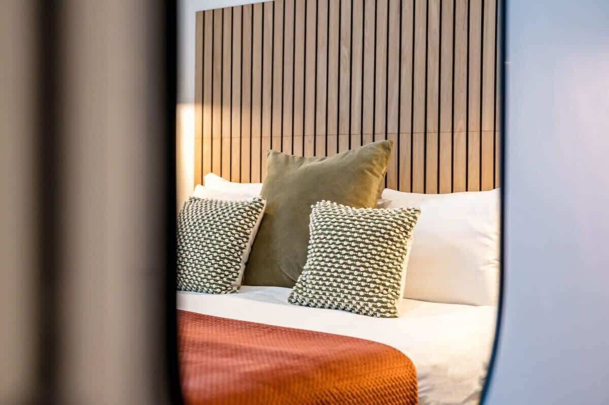 1 habitación, tabla de planchar con plancha, wifi y ropa de cama 