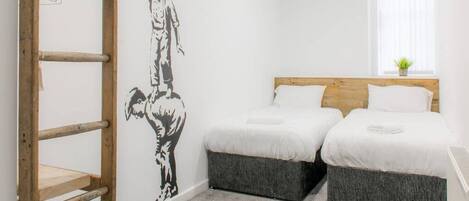 5 bedrooms, iron/ironing board, WiFi, bed sheets