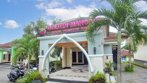 The exterior of the Golden Mango Hotel with a welcoming entrance and a clear view of the surrounding area. - Capital O 93391 Golden Manggis Hotel Near SMKN 1 Lingsar (Batu Kumbung)