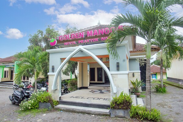 The exterior of the Golden Mango Hotel with a welcoming entrance and a clear view of the surrounding area. - Capital O 93391 Golden Manggis Hotel Near SMKN 1 Lingsar (Batu Kumbung)