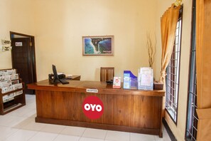 Reception - Capital O 93391 Golden Manggis Hotel Near SMKN 1 Lingsar (Batu Kumbung)