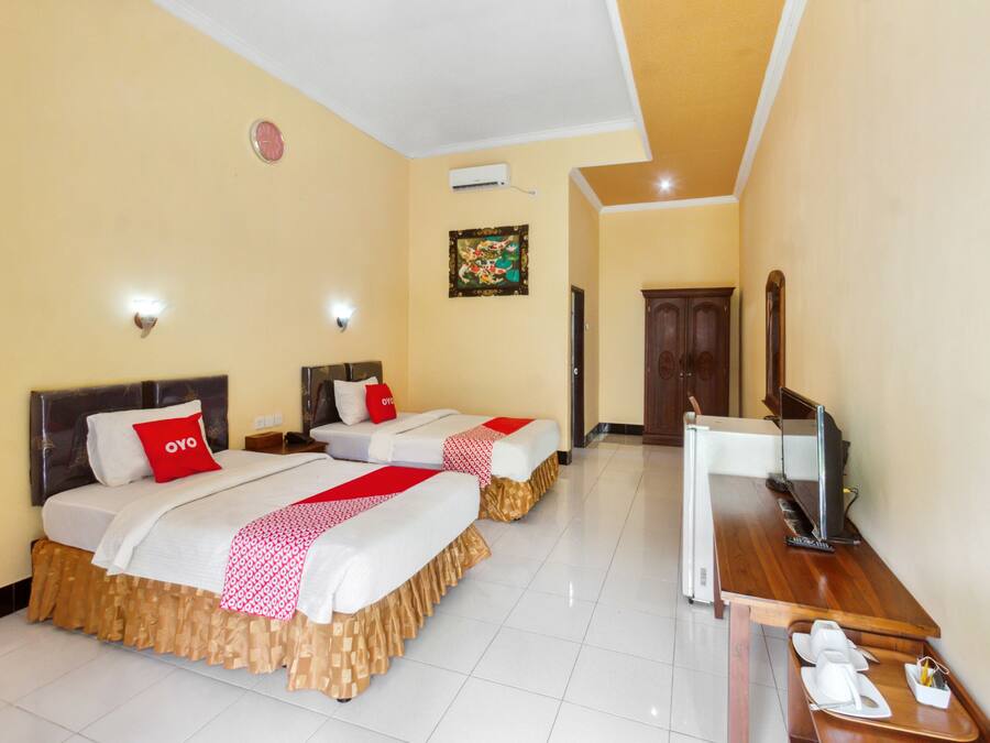 Deluxe Twin Room | Meja, cadar katil