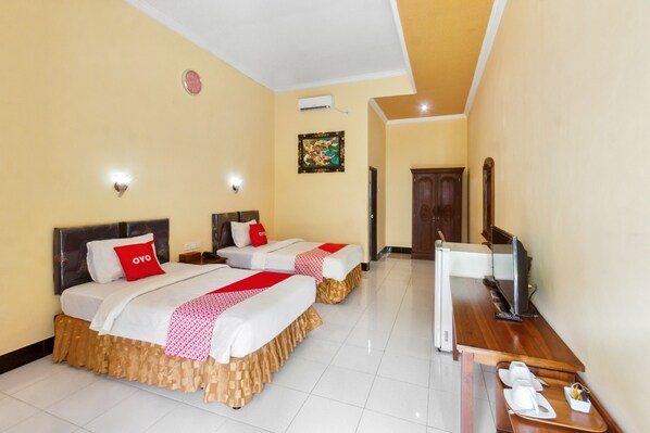 Deluxe Twin Room | Desk, bed sheets - Capital O 93391 Golden Manggis Hotel Near SMKN 1 Lingsar (Batu Kumbung)