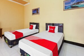 Family Studio | Desk, bed sheets - Capital O 93391 Golden Manggis Hotel Near SMKN 1 Lingsar (Batu Kumbung)