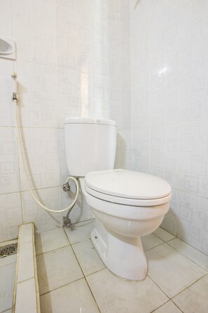 Shower, towels - Capital O 93391 Golden Manggis Hotel Near SMKN 1 Lingsar (Batu Kumbung)