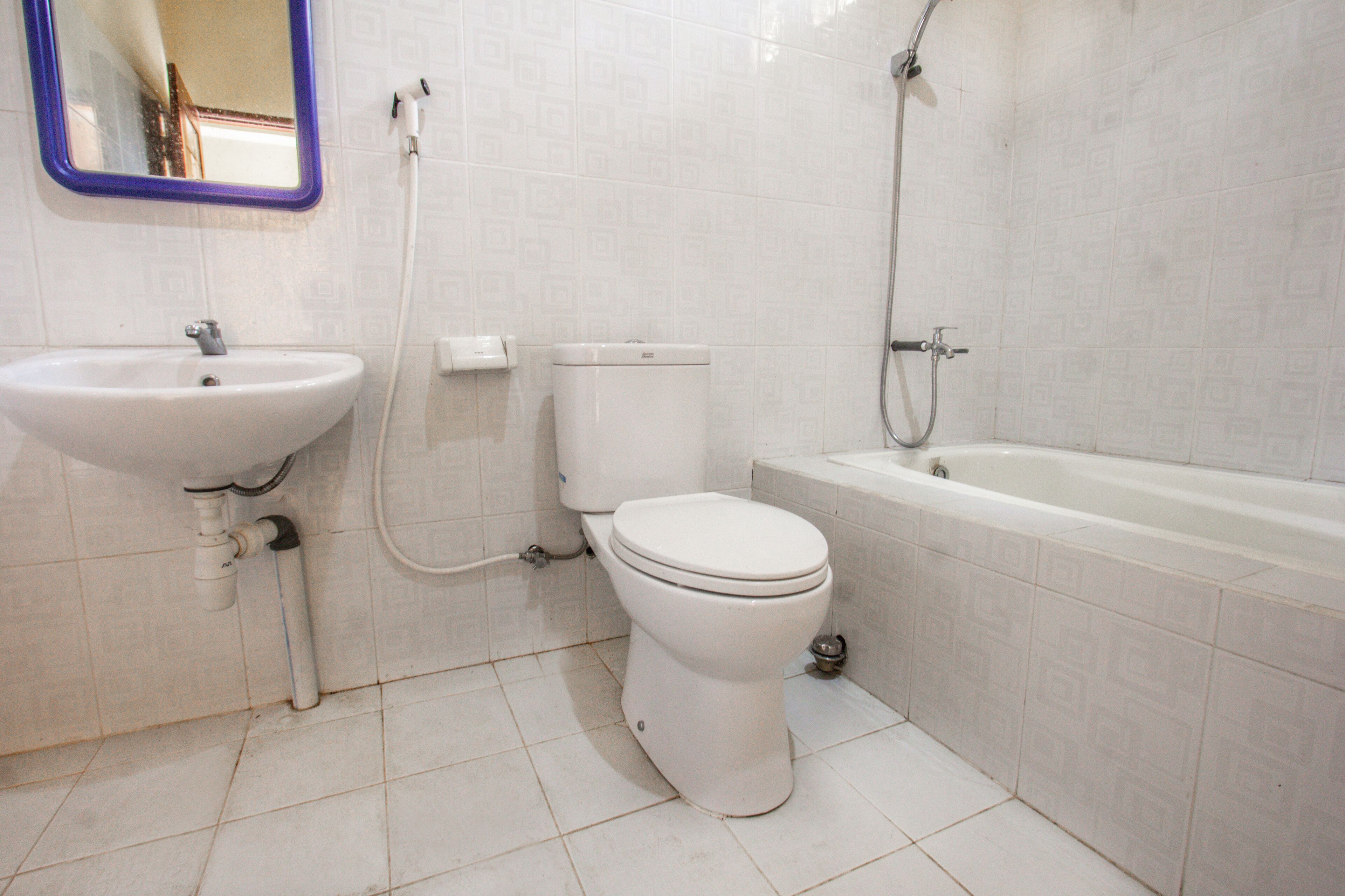 Une salle de bain avec un lavabo, des toilettes et une baignoire.