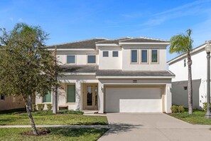 Exterior - Upstay - Resort Home w Cinema, Pool & Lake View (Kissimmee)