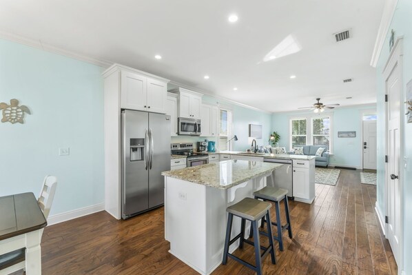 Réfrigérateur, micro-ondes, four, plaque de cuisson