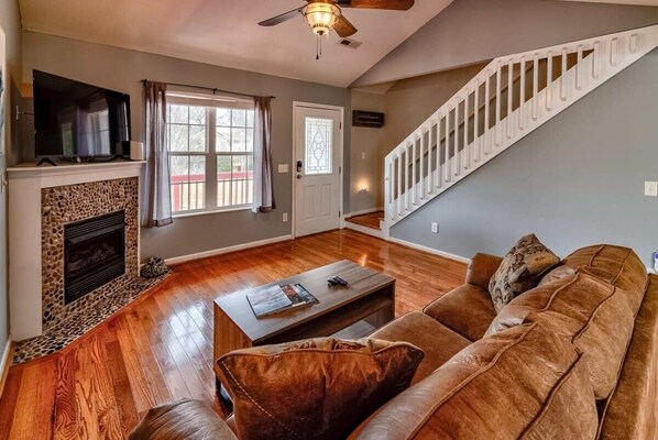 Televisión, chimenea, oficina