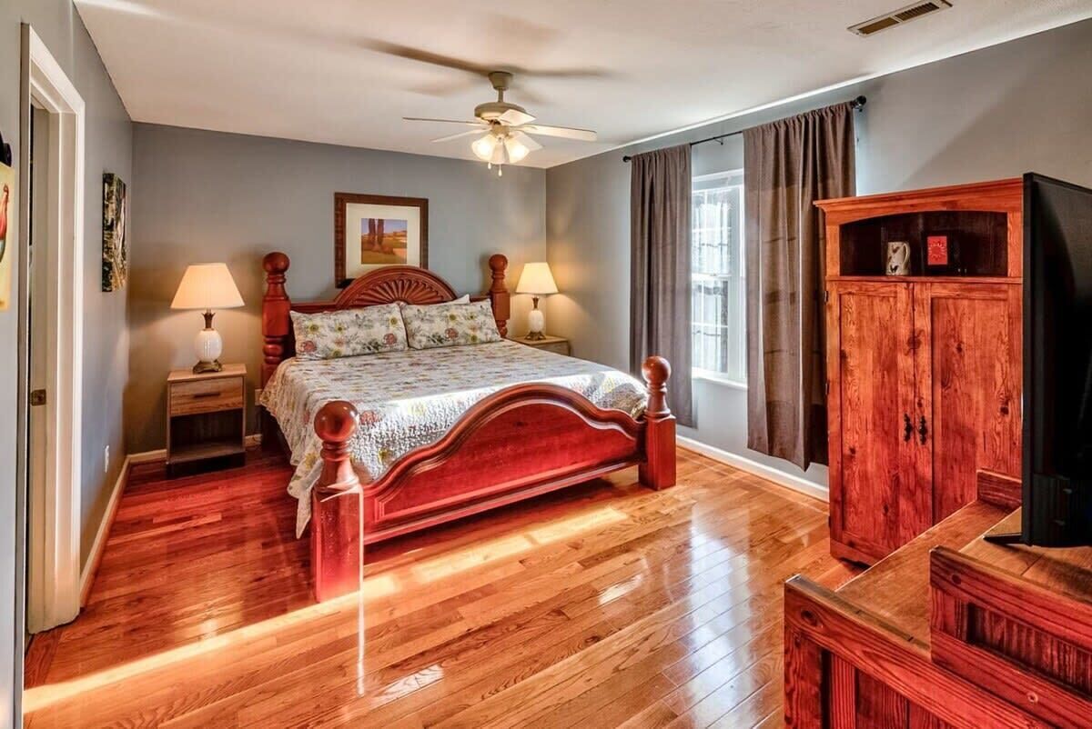 4 bedrooms, iron/ironing board, WiFi, bed sheets