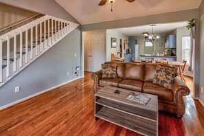 Televisión, chimenea, oficina