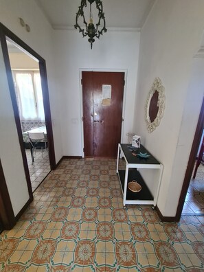 City-Apartment | Wohnbereich | Fernseher