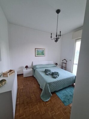 3 bedrooms, hypo-allergenic bedding, iron/ironing board, free WiFi