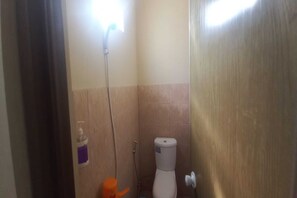 Kamar Double Deluks | Kamar mandi | Shower dan handuk