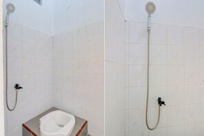 Standard Double Room | Bathroom | Shower, towels - Hotel O Pondok Wisata Sekar KemuningNearWonogondang Camp ( Bumi Perkemahan Wonogondang ) (Cangkringan)