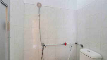 Deluxe Double Room | Bathroom | Shower, towels