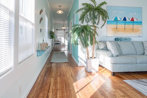 The Five Starfish Inn. Cute little beach vacation rental. 1 block to the Seawall