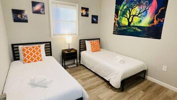 3 makuuhuonetta, työpöytä, silitysrauta/-lauta, ilmainen Wi-Fi