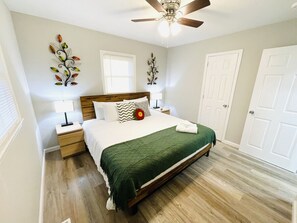 3 bedrooms, desk, iron/ironing board, free WiFi