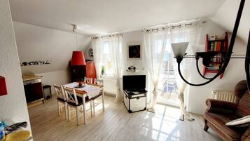 Smart-TV, Bücher, Musikbibliothek, Stereoanlage