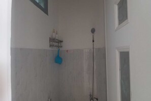 Standaard tweepersoonskamer | Badkamer | Een douche, handdoeken