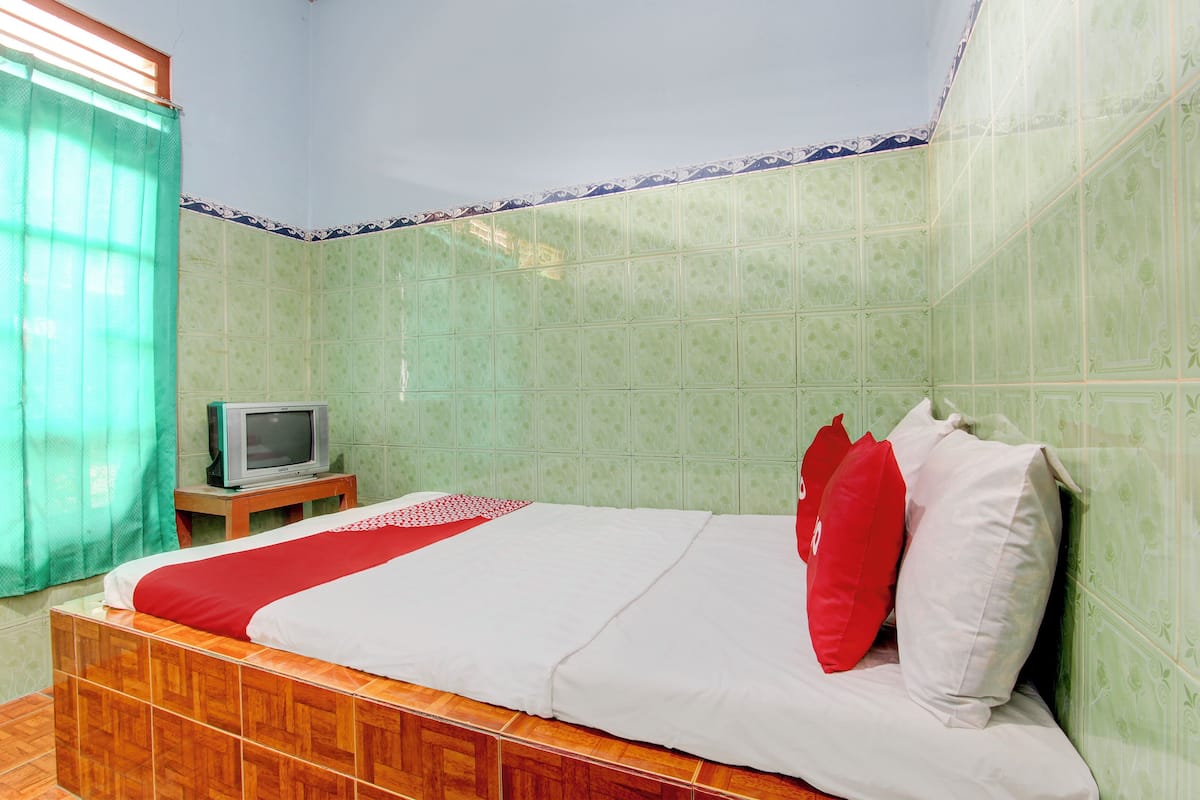 Habitación económica doble | Espacio para trabajar con un portátil, wifi gratis, ropa de cama