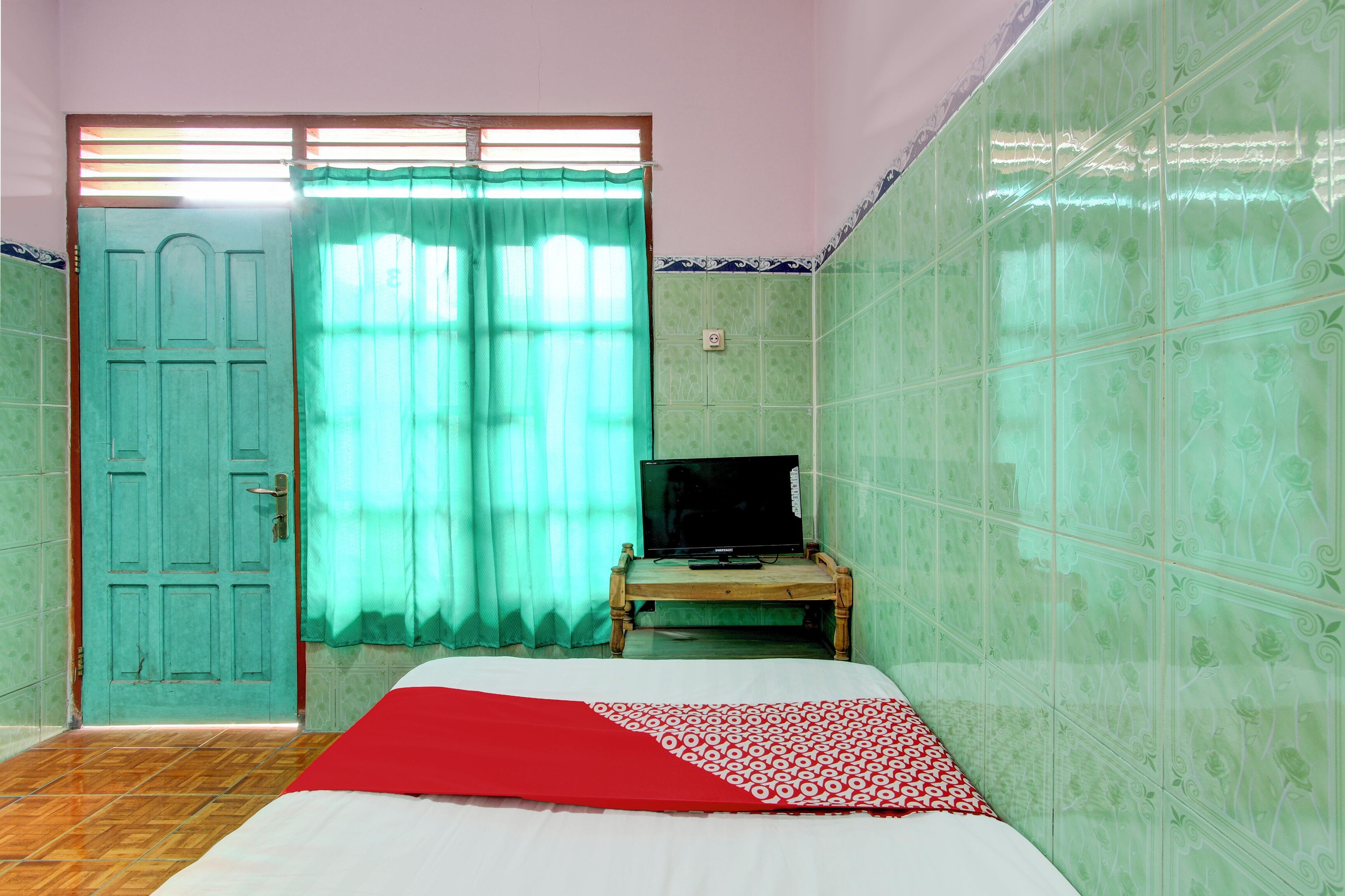 Quarto casal econômico | Espaço de trabalho para notebook, Wi-Fi de cortesia, roupa de cama