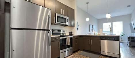 Réfrigérateur, plaque de cuisson, cafetière/bouilloire, grille-pain