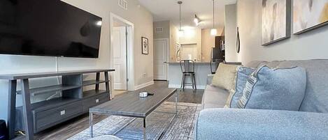 Una televisión, una oficina