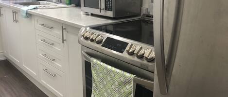 Microondas, horno, parrilla de estufa y cafetera y tetera