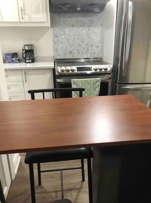 Four à micro-ondes, un four, surface de cuisson, cafetière-théière