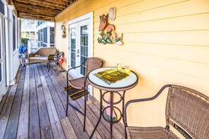 Terrace/patio - Paradise Found: Vacation Home Oasis with Amazing Pool, Beach within Reach (Pensacola)