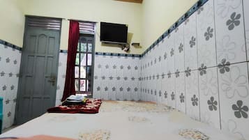 Deluxe Double Room | Laptop workspace, free WiFi, bed sheets