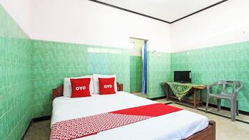 Espacio para trabajar con laptop, wifi gratis y ropa de cama