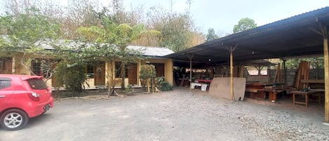 Vista frontal de la propiedad