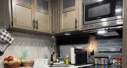 Cozy camper in Clemson Hills. 5 minutes from Clemson University. Pet friendly!