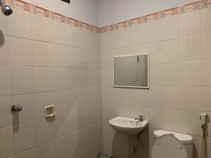 Standard Double Room | Bathroom | Shower, towels - Hotel O Penginapan Fauziah Syariah Near Mesjid Taqwa Mamminasae (Pinrang)