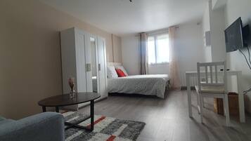 1 chambre, fer et planche à repasser, Wi-Fi, draps fournis