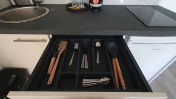 Réfrigérateur, micro-ondes, plaque de cuisson, cafetière/bouilloire